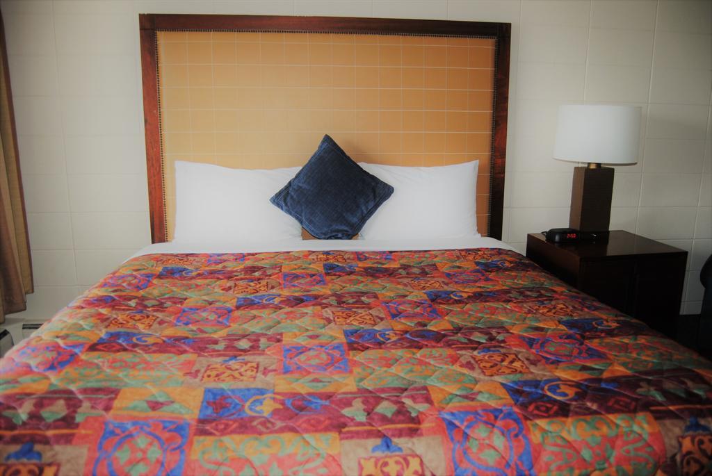 Derrick Motel Едмонтон Екстер'єр фото