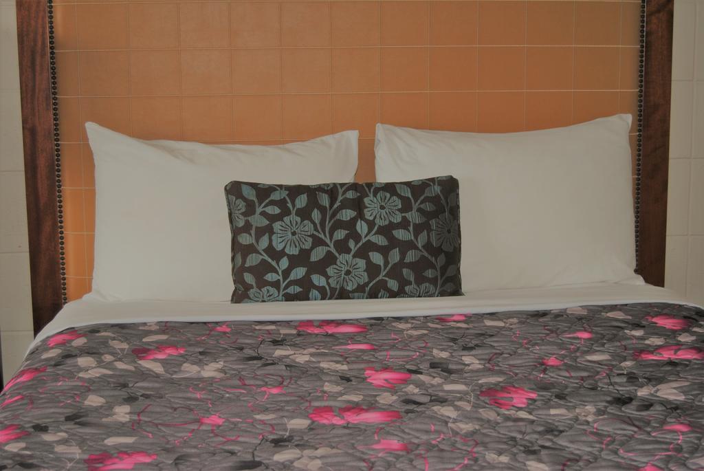 Derrick Motel Едмонтон Екстер'єр фото